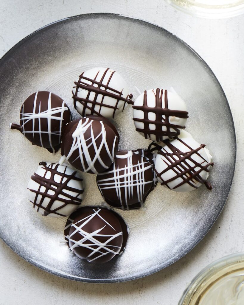 Peppermint Oreo Truffles from www.whatsgabycooking.com (@whatsgabycookin)