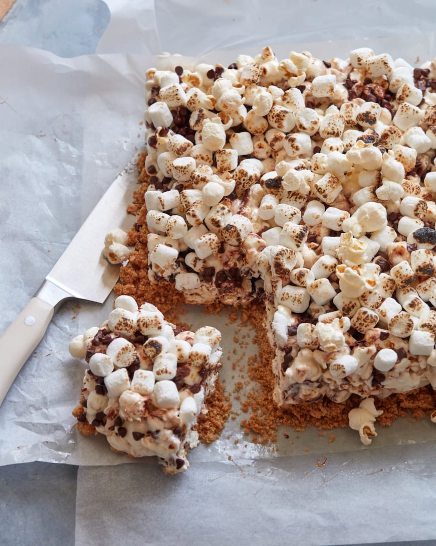 S’more Popcorn Bars from www.whatsgabycooking.com (@whatsgabycookin)