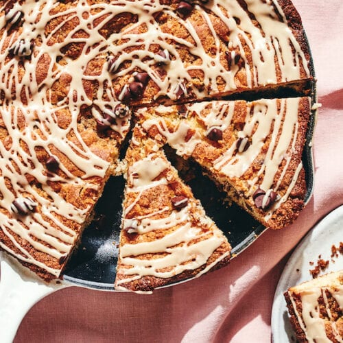 Chocolate Chip Streusel Skillet Breakfast Cake from www.whatsgabycooking.com (@whatsgabycookin)