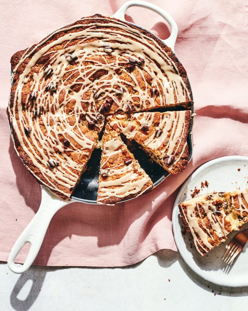 Chocolate Chip Streusel Skillet Breakfast Cake from www.whatsgabycooking.com (@whatsgabycookin)